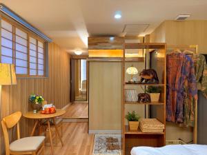 東京にあるTOKYO SKYTREE HOUSE-Multiple room stylesのベッド1台とテーブルが備わる部屋