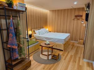 東京にあるTOKYO SKYTREE HOUSE-Multiple room stylesのベッドとテーブルのある小さな寝室