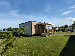 Bygningen som campingpladsen ligger i