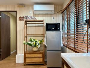 東京にあるTOKYO SKYTREE HOUSE-Multiple room stylesの冷蔵庫と電子レンジ付きのキッチン