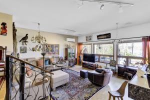 Posezení v ubytování Atmospheric house on riverbank