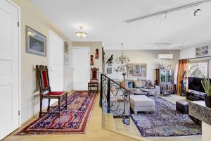 TV a/nebo společenská místnost v ubytování Atmospheric house on riverbank