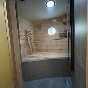Een badkamer bij Houseboat Reussi