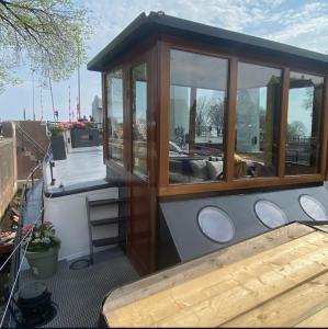 Een balkon of terras bij Houseboat Reussi
