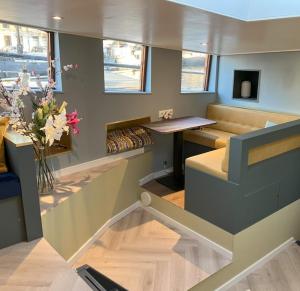 Een zitgedeelte bij Houseboat Reussi