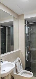 Un baño con ducha, inodoro y lavabo. en Sunway Geo Premium Suites CEA0 at Sunway City by Ezprop, en Subang Jaya