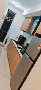 - Vistas a la cocina, equipada con fogones y nevera en Sunway Geo Premium Suites CEA0 at Sunway City by Ezprop, en Subang Jaya