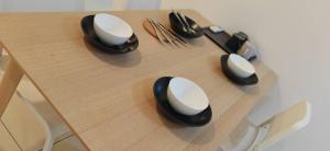 Una mesa con un ratón de computadora y otros elementos sobre ella. en Sunway Geo Premium Suites CEA0 at Sunway City by Ezprop, en Subang Jaya