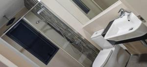 un baño con lavabo y espejo en Sunway Geo Premium Suites CEA0 at Sunway City by Ezprop, en Subang Jaya