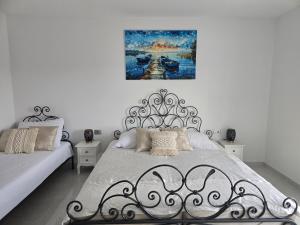 una camera da letto con un letto e un quadro sul muro di Villa Mak a Portoroz Altre 144 foto