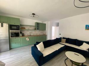 Kuchyň nebo kuchyňský kout v ubytování Jon Apartment 3- San Pietro Resort- Gjiri i Lalzit