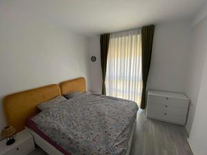 Postel nebo postele na pokoji v ubytování Jon Apartment 3- San Pietro Resort- Gjiri i Lalzit