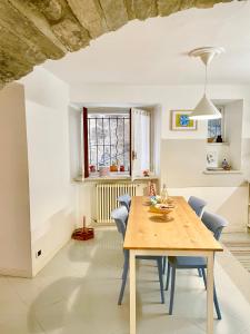 Posezení v ubytování Casa Curiè 17 in borgo storico