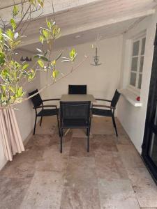 Posezení v ubytování Bel Appartement Terrasse Intra Muros - Certifié Étoiles de France