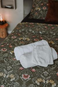 a towel sitting on top of a bed at Badhuisje aan Zee op Huisduinen in Huisduinen