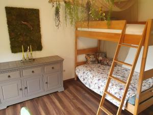 Postel nebo postele na pokoji v ubytování 2 Zimmer FeWo mit Außenpool und Sauna + 37 fotografií