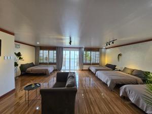 Postel nebo postele na pokoji v ubytování Simoy Staycation Tagaytay