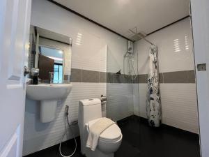 um banheiro com vaso sanitário e pia em Marigold Aonang Resort em Praia de Ao Nang mais 127 fotografias