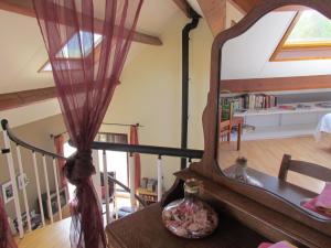 een spiegel bovenop een houten tafel bij L'Escale Gourmande in Hatrival