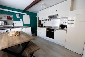 Kuchyň nebo kuchyňský kout v ubytování OLD WEAVERS COTTAGE - Charming Historic Weavers Cottage in Holmfirth, West Yorkshire