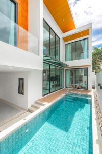 une image d'une piscine dans une maison dans l'établissement V190 Tropical Oasis 3BR Villa with Pool & Bathtub, à Ban Saiyuan (1)