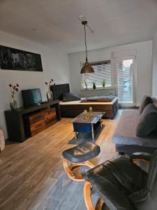 una sala de estar con un sofá y una mesa en Ferienwohnung Sülzhayn, en Sülzhayn