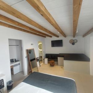 Televízia a/alebo spoločenská miestnosť v ubytovaní Ryous Mykonos + 33 fotografií