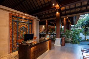 een ingang van een resort met een lobby met een deur bij Radha Phala Resort & Spa in Ubud