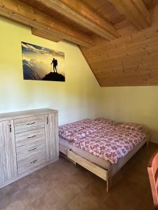 Posteľ alebo postele v izbe v ubytovaní Apartmány F - chata SVOBODĚNKA