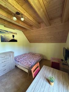 Posteľ alebo postele v izbe v ubytovaní Apartmány F - chata SVOBODĚNKA