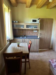Kuchyňa alebo kuchynka v ubytovaní Apartmány F - chata SVOBODĚNKA