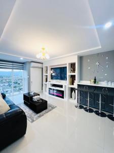 Φωτογραφία από το άλμπουμ του Bayfront Luxury beachfront escape with Pool in Portmore Book Now σε Portmore