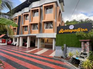 古鲁瓦尤尔Ashtapadi Inn的一栋前面有招牌的建筑物