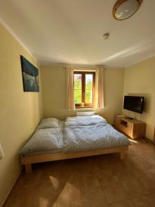 Posteľ alebo postele v izbe v ubytovaní Apartmány F - chata SVOBODĚNKA