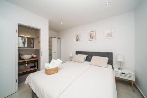 Korkyra Harbour Rooms客房内的一张或多张床位