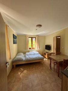 Posteľ alebo postele v izbe v ubytovaní Apartmány F - chata SVOBODĚNKA