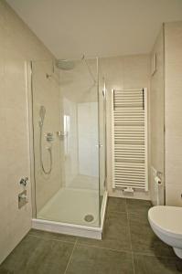 une salle de bain avec douche et lavabo dans l'établissement Ferienwohnung Zur Mühle beim Playmobil Fun Park Zirndorf, à Zirndorf 10 autres photos