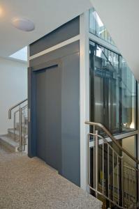 un bâtiment en verre avec une porte et un escalier dans l'établissement Ferienwohnung Zur Mühle beim Playmobil Fun Park Zirndorf, à Zirndorf