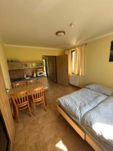 Posteľ alebo postele v izbe v ubytovaní Apartmány F - chata SVOBODĚNKA