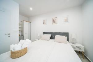 Korkyra Harbour Rooms客房内的一张或多张床位