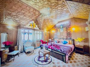 斯利那加Hayat Group of houseboats的房间里有一张大床的卧室