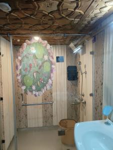 斯利那加Hayat Group of houseboats的带淋浴的浴室，墙壁为圆形 更多10张照片
