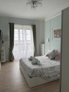 a bedroom with a bed and a window at Appartamento Casa Fontana Asti in Asti