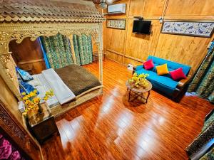 斯利那加Hayat Group of houseboats的享有带蓝色沙发的客厅的顶部景色。