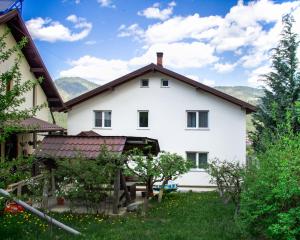 a large white house with a yard at Casa Puiu in Câmpulung Moldovenesc