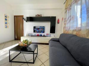 TV a/nebo společenská místnost v ubytování Casa vacanze Ciachea Home - Villa Accogliente con BBQ, Giardino e Parcheggio , A due Passi Da Palermo & Aereoporto + 37 fotografií