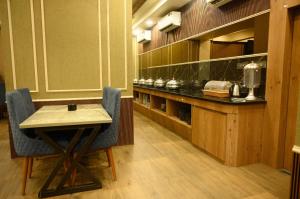Kuchyň nebo kuchyňský kout v ubytování StayGuru Hotel Kutch Elegance