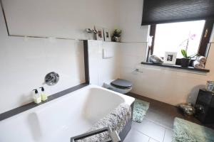 Ένα μπάνιο στο Cozy apartment in Siegen +1 φωτογραφίες