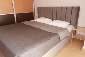 Postel nebo postele na pokoji v ubytování Valeon Apartment One