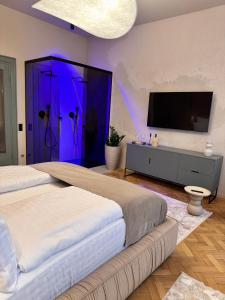 Un dormitorio grande con dos camas y un televisor. en The Rabbit Citadel, en Sibiu